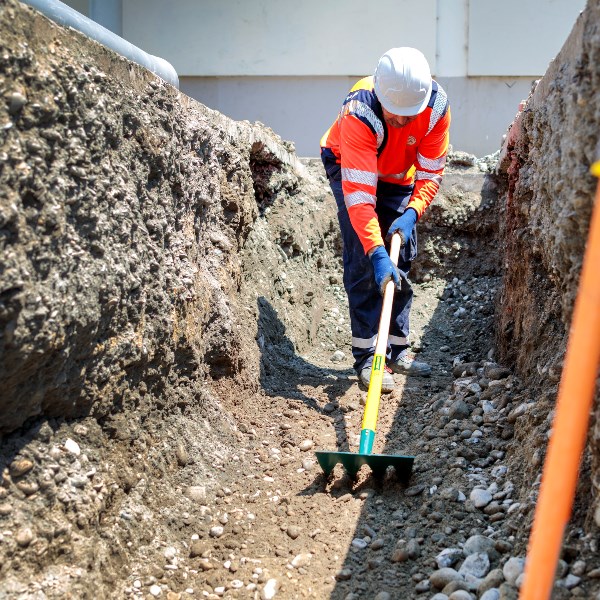 Harke mit 4 Zinken + batipro®-Aufsatz (31 cm; 1,15 kg) Gerader Stiel aus 100% PEFC-zertifiziertem Holz (130 cm) 3